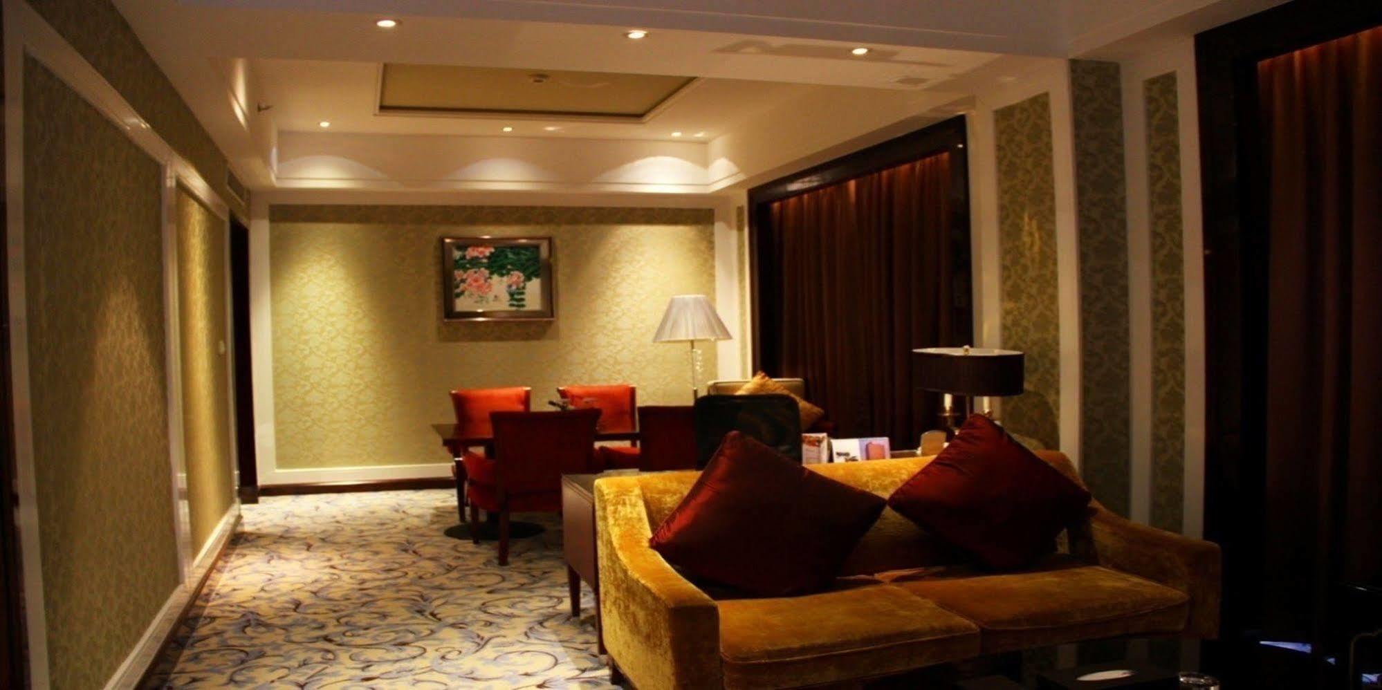 Wyndham Grand Plaza Royale Palace Chengdu Exterior photo