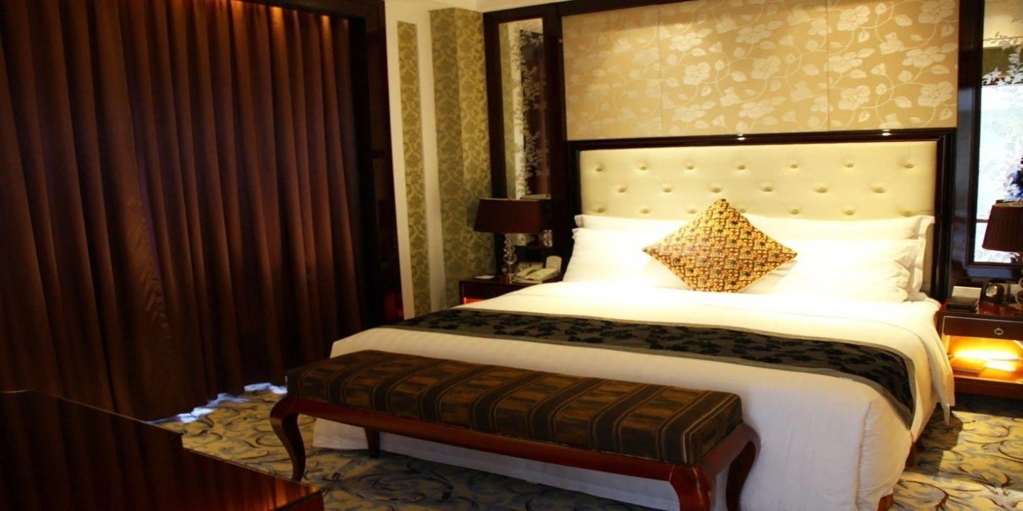 Wyndham Grand Plaza Royale Palace Chengdu Exterior photo